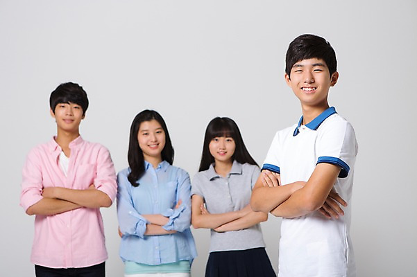 포토 JPG 스튜디오촬영 여학생 여자 남자 남학생 모션 청소년 함께함 실내 서기 미소 사람 동양인 여러명 상반신 앞모습 10대 캐주얼 친구 팔짱 십대라이프스타일 한국인 십대만 국내포토 학생 라이프스타일 옷 뷰포인트 다수 컨셉 관계 표정 인종 내부 파일형식