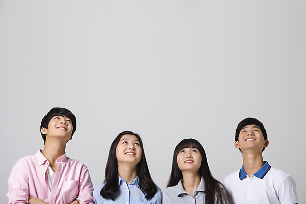 포토 JPG 스튜디오촬영 여학생 여자 남자 남학생 모션 청소년 함께함 실내 서기 미소 사람 동양인 여러명 상반신 앞모습 10대 캐주얼 친구 십대라이프스타일 한국인 올려보기 십대만 국내포토 학생 라이프스타일 옷 뷰포인트 다수 컨셉 관계 표정 인종 내부 파일형식