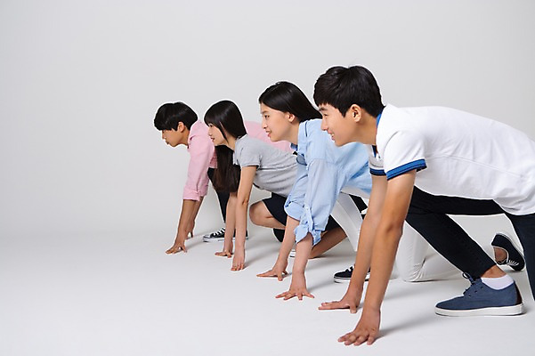 포토 JPG 스튜디오촬영 여학생 여자 남자 남학생 모션 청소년 함께함 실내 사람 동양인 여러명 상반신 옆모습 10대 캐주얼 친구 달리기 십대라이프스타일 한국인 준비자세 십대만 국내포토 학생 라이프스타일 옷 뷰포인트 포즈 다수 컨셉 관계 인종 내부 준비 파일형식