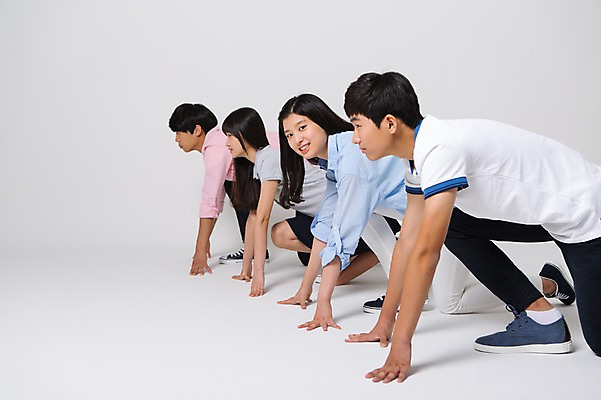 포토 JPG 스튜디오촬영 여학생 여자 남자 남학생 모션 청소년 함께함 실내 사람 동양인 여러명 상반신 앞모습 10대 캐주얼 친구 달리기 십대라이프스타일 한국인 준비자세 십대만 국내포토 학생 라이프스타일 옷 뷰포인트 포즈 다수 컨셉 관계 인종 내부 준비 파일형식