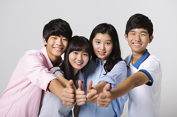 포토 JPG 스튜디오촬영 여학생 여자 남자 남학생 모션 청소년 함께함 실내 서기 미소 사람 동양인 손짓 여러명 상반신 앞모습 10대 캐주얼 친구 십대라이프스타일 한국인 최고 십대만 국내포토 학생 라이프스타일 옷 뷰포인트 다수 컨셉 관계 표정 인종 내부 파일형식