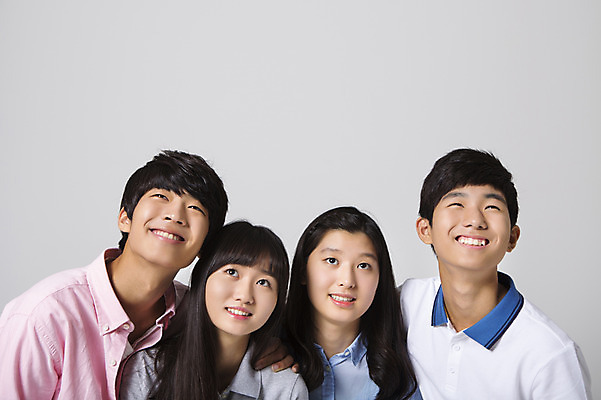 포토 JPG 스튜디오촬영 여학생 여자 남자 남학생 모션 청소년 함께함 실내 서기 미소 사람 동양인 여러명 상반신 앞모습 10대 캐주얼 친구 십대라이프스타일 한국인 올려보기 십대만 국내포토 학생 라이프스타일 옷 뷰포인트 다수 컨셉 관계 표정 인종 내부 파일형식