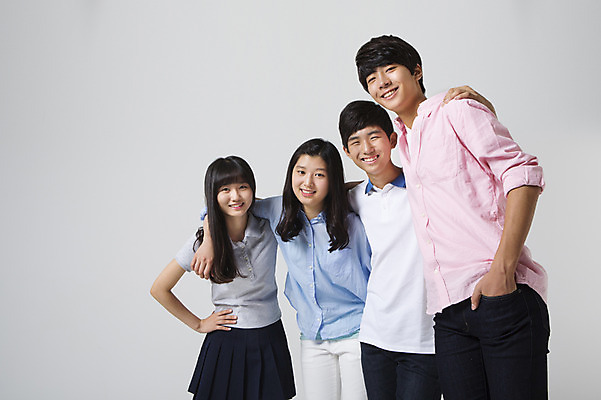 포토 JPG 스튜디오촬영 여학생 여자 남자 남학생 모션 청소년 어깨동무 함께함 실내 서기 미소 사람 동양인 여러명 상반신 앞모습 10대 캐주얼 친구 십대라이프스타일 한국인 십대만 국내포토 학생 라이프스타일 옷 뷰포인트 포즈 다수 컨셉 관계 표정 인종 내부 파일형식