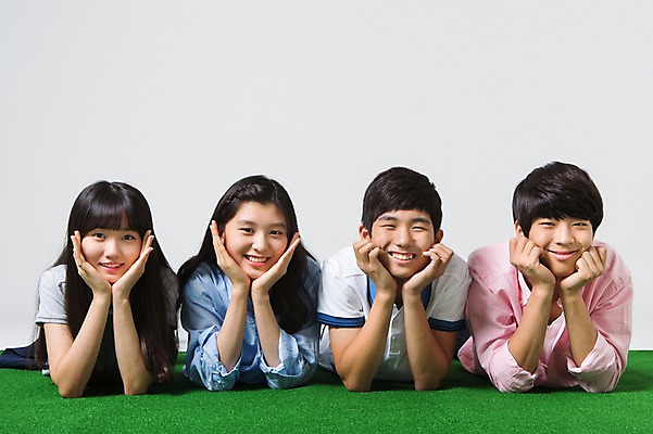 포토 JPG 스튜디오촬영 여학생 여자 남자 남학생 엎드리기 모션 청소년 함께함 실내 미소 사람 동양인 잔디 여러명 상반신 앞모습 10대 캐주얼 친구 십대라이프스타일 턱괴기 한국인 십대만 국내포토 식물 학생 라이프스타일 옷 뷰포인트 다수 컨셉 관계 표정 인종 내부 파일형식