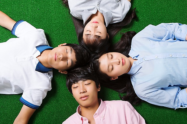 포토 JPG 스튜디오촬영 여학생 여자 남자 남학생 모션 청소년 함께함 실내 사람 동양인 잔디 여러명 상반신 앞모습 10대 캐주얼 친구 하이앵글 눕기 눈감음 십대라이프스타일 한국인 십대만 국내포토 식물 학생 라이프스타일 옷 뷰포인트 다수 컨셉 관계 인종 내부 파일형식