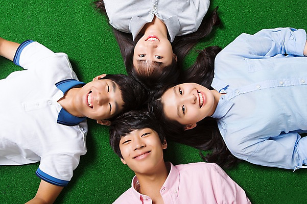 포토 JPG 스튜디오촬영 여학생 여자 남자 남학생 모션 청소년 함께함 실내 미소 사람 동양인 잔디 여러명 상반신 앞모습 10대 캐주얼 친구 하이앵글 눕기 십대라이프스타일 한국인 십대만 국내포토 식물 학생 라이프스타일 옷 뷰포인트 다수 컨셉 관계 표정 인종 내부 파일형식