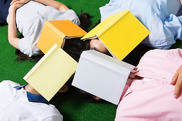 포토 JPG 스튜디오촬영 여학생 여자 남자 남학생 모션 청소년 함께함 실내 사람 동양인 여러명 상반신 앞모습 10대 책 캐주얼 친구 하이앵글 눕기 십대라이프스타일 한국인 가림 십대만 국내포토 학생 라이프스타일 옷 뷰포인트 다수 컨셉 관계 인종 내부 파일형식