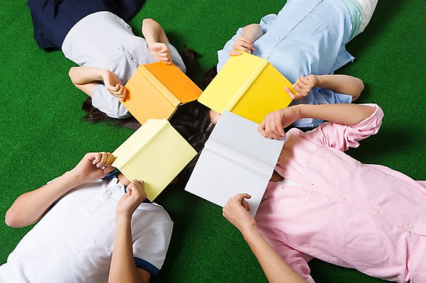 포토 JPG 스튜디오촬영 여학생 여자 남자 남학생 모션 청소년 함께함 실내 사람 동양인 여러명 상반신 앞모습 10대 책 캐주얼 친구 하이앵글 눕기 십대라이프스타일 한국인 가림 십대만 국내포토 학생 라이프스타일 옷 뷰포인트 다수 컨셉 관계 인종 내부 파일형식