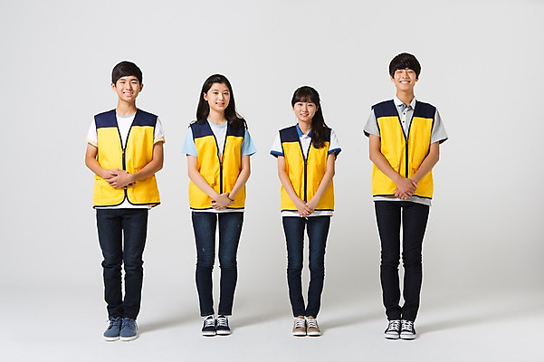 포토 JPG 스튜디오촬영 전신 여학생 여자 남자 남학생 캠페인 모션 청소년 함께함 실내 서기 미소 사람 동양인 여러명 앞모습 10대 캐주얼 친구 십대라이프스타일 한국인 조끼 봉사 손모으기 십대만 국내포토 학생 라이프스타일 옷 뷰포인트 다수 컨셉 관계 표정 인종 손짓 내부 외투 도움 파일형식