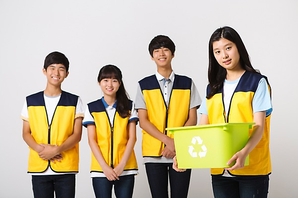 포토 JPG 스튜디오촬영 여학생 여자 남자 남학생 캠페인 모션 청소년 함께함 실내 서기 들기 사람 동양인 여러명 상반신 앞모습 10대 캐주얼 친구 십대라이프스타일 한국인 쓰레기통 조끼 봉사 십대만 국내포토 학생 라이프스타일 옷 뷰포인트 다수 컨셉 관계 인종 내부 외투 도움 파일형식