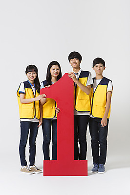 포토 JPG 스튜디오촬영 전신 1 여학생 여자 남자 남학생 캠페인 모션 청소년 함께함 실내 서기 미소 사람 동양인 여러명 앞모습 10대 캐주얼 친구 십대라이프스타일 한국인 조끼 봉사 십대만 국내포토 학생 라이프스타일 옷 뷰포인트 다수 컨셉 관계 표정 인종 내부 외투 도움 파일형식