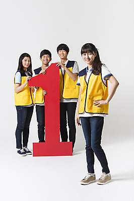 포토 JPG 스튜디오촬영 전신 1 여학생 여자 남자 남학생 캠페인 모션 청소년 함께함 실내 서기 미소 사람 동양인 여러명 앞모습 10대 캐주얼 친구 십대라이프스타일 한국인 조끼 봉사 십대만 국내포토 학생 라이프스타일 옷 뷰포인트 다수 컨셉 관계 표정 인종 내부 외투 도움 파일형식