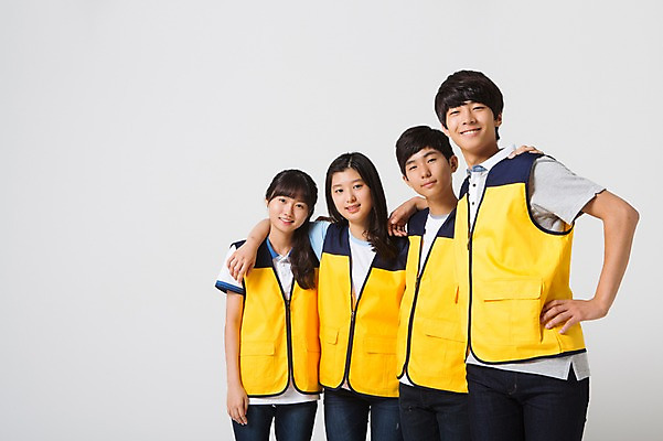 포토 JPG 스튜디오촬영 여학생 여자 남자 남학생 캠페인 허리손 모션 청소년 어깨동무 함께함 실내 서기 미소 사람 동양인 여러명 상반신 앞모습 10대 캐주얼 친구 십대라이프스타일 한국인 조끼 봉사 십대만 국내포토 학생 라이프스타일 옷 뷰포인트 포즈 다수 컨셉 관계 표정 인종 내부 외투 도움 파일형식