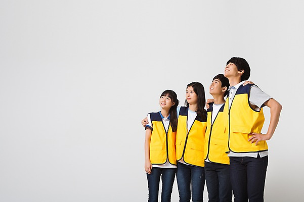 포토 JPG 스튜디오촬영 응시 여학생 여자 남자 남학생 캠페인 모션 청소년 어깨동무 함께함 실내 서기 미소 사람 동양인 여러명 상반신 앞모습 10대 캐주얼 친구 십대라이프스타일 한국인 조끼 봉사 십대만 국내포토 학생 라이프스타일 시선 옷 뷰포인트 포즈 다수 컨셉 관계 표정 인종 내부 외투 도움 파일형식