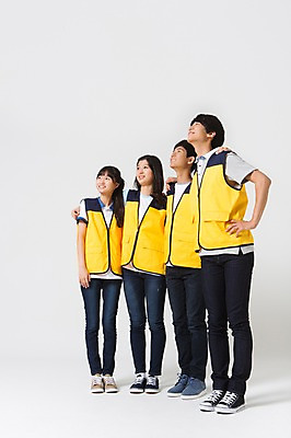 포토 JPG 스튜디오촬영 전신 응시 여학생 여자 남자 남학생 캠페인 청소년 어깨동무 함께함 실내 서기 미소 사람 동양인 여러명 옆모습 10대 캐주얼 친구 십대라이프스타일 한국인 조끼 봉사 십대만 국내포토 학생 라이프스타일 시선 옷 뷰포인트 포즈 다수 컨셉 관계 모션 표정 인종 내부 외투 도움 파일형식