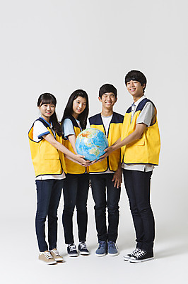 포토 JPG 스튜디오촬영 전신 여학생 여자 남자 남학생 캠페인 모션 청소년 함께함 실내 서기 미소 들기 사람 동양인 여러명 앞모습 10대 캐주얼 친구 글로벌 지구본 십대라이프스타일 한국인 조끼 봉사 십대만 국내포토 학생 라이프스타일 옷 뷰포인트 다수 컨셉 관계 표정 인종 내부 외투 도움 파일형식