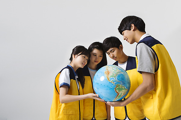 포토 JPG 스튜디오촬영 응시 여학생 여자 남자 남학생 캠페인 청소년 함께함 실내 서기 들기 사람 동양인 여러명 상반신 앞모습 10대 캐주얼 친구 글로벌 지구본 십대라이프스타일 한국인 조끼 봉사 십대만 국내포토 학생 라이프스타일 시선 옷 뷰포인트 다수 컨셉 관계 모션 인종 내부 외투 도움 파일형식