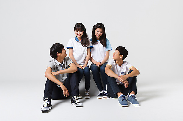 포토 JPG 스튜디오촬영 전신 여학생 여자 남자 남학생 모션 청소년 함께함 실내 미소 사람 앉기 동양인 여러명 앞모습 10대 캐주얼 친구 십대라이프스타일 한국인 십대만 국내포토 학생 라이프스타일 옷 뷰포인트 다수 컨셉 관계 표정 인종 내부 파일형식