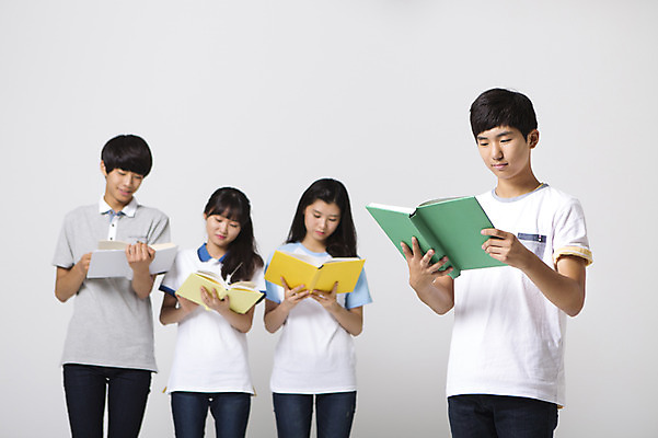 포토 JPG 스튜디오촬영 여학생 여자 남자 남학생 모션 청소년 함께함 실내 서기 들기 사람 동양인 여러명 상반신 앞모습 10대 책 캐주얼 친구 십대라이프스타일 한국인 읽기 십대만 국내포토 학생 라이프스타일 옷 뷰포인트 다수 컨셉 관계 인종 내부 파일형식