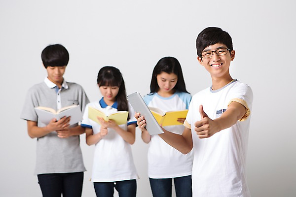 포토 JPG 스튜디오촬영 여학생 여자 남자 안경 남학생 모션 청소년 함께함 실내 서기 미소 들기 사람 동양인 여러명 상반신 앞모습 10대 책 캐주얼 친구 태블릿 십대라이프스타일 한국인 웹서핑 최고 십대만 국내포토 학생 라이프스타일 잡화 옷 뷰포인트 다수 컨셉 관계 표정 인종 내부 전자제품 스마트기기 파일형식