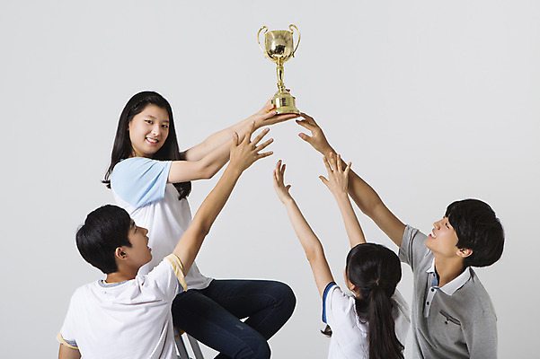 포토 JPG 스튜디오촬영 여학생 여자 남자 남학생 모션 청소년 함께함 실내 서기 사람 앉기 동양인 여러명 상반신 앞모습 뒷모습 10대 캐주얼 친구 십대라이프스타일 경쟁 한국인 우승 트로피 십대만 국내포토 학생 라이프스타일 옷 뷰포인트 다수 컨셉 관계 인종 내부 최고 상_우승 파일형식