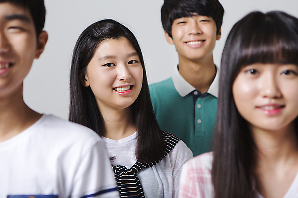 포토 JPG 스튜디오촬영 여학생 여자 남자 남학생 모션 청소년 함께함 실내 서기 미소 사람 동양인 여러명 상반신 앞모습 10대 캐주얼 친구 십대라이프스타일 한국인 십대만 국내포토 학생 라이프스타일 옷 뷰포인트 다수 컨셉 관계 표정 인종 내부 파일형식