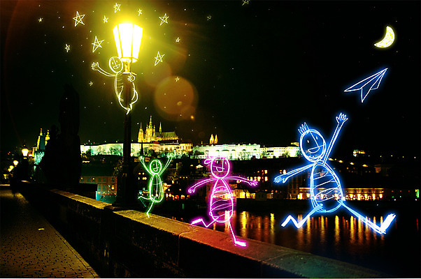 PSD 편집 편집이미지 백그라운드 가로등 상상 놀이 포토일러 밤하늘 사람 여러명 빛 강 광선 초승달 종이비행기 합성 네온 라이트페인팅 네온아트 이미지편집 공공시설 다수 페인팅 하늘 달 야간 종이접기 파일형식