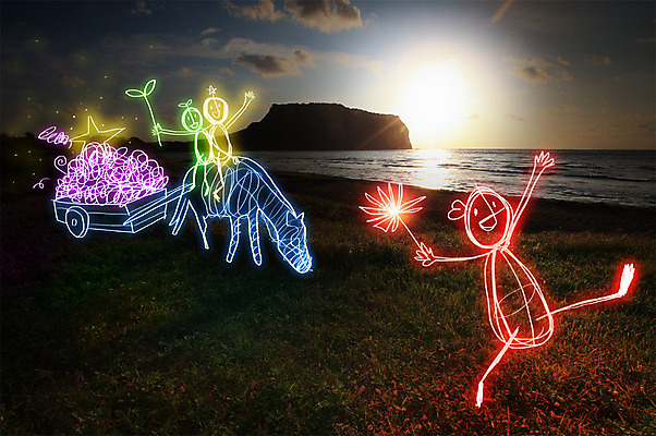 PSD 편집 편집이미지 바다 백그라운드 상상 포토일러 사람 세명 빛 광선 말_동물 합성 네온 마차 라이트페인팅 네온아트 이미지편집 교통수단 포유류 페인팅 파일형식