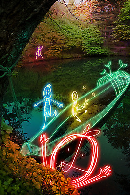 PSD 편집 편집이미지 호수 백그라운드 상상 포토일러 사람 여러명 빛 광선 숲 합성 네온 라이트페인팅 선박 네온아트 이미지편집 다수 수상교통 페인팅 파일형식