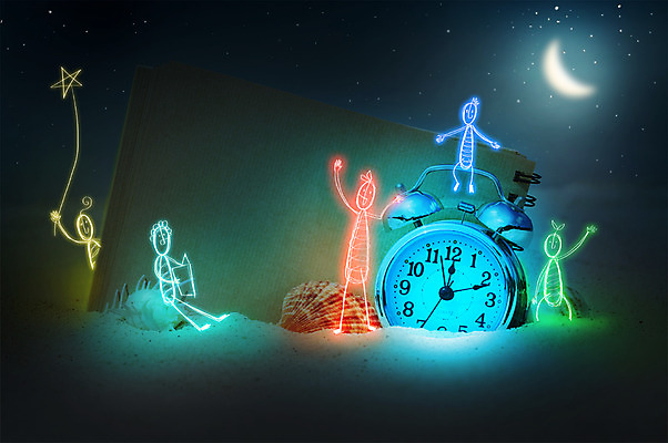 PSD 편집 편집이미지 백그라운드 상상 포토일러 밤하늘 사람 여러명 빛 자명종 광선 초승달 합성 네온 라이트페인팅 네온아트 이미지편집 시계 다수 페인팅 하늘 알람 달 야간 파일형식