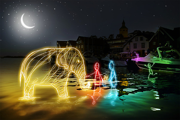 PSD 편집 편집이미지 백그라운드 상상 포토일러 밤하늘 코끼리 사람 여러명 빛 강 광선 초승달 합성 네온 라이트페인팅 네온아트 이미지편집 다수 포유류 페인팅 하늘 달 야간 파일형식