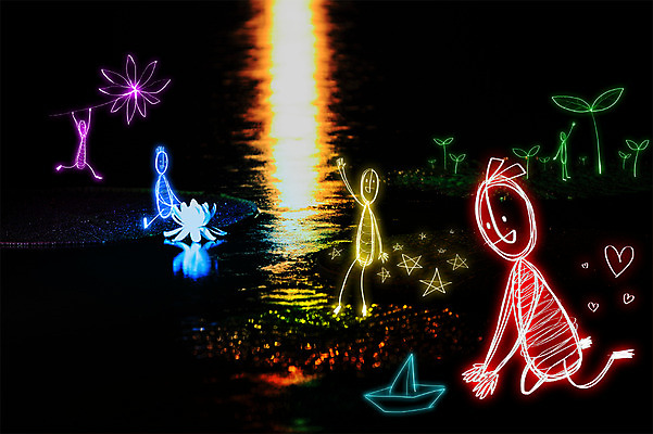 PSD 편집 편집이미지 백그라운드 상상 놀이 포토일러 사람 여러명 빛 강 광선 합성 네온 종이배 라이트페인팅 네온아트 이미지편집 다수 페인팅 종이접기 파일형식