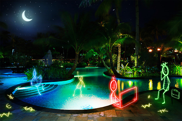 PSD 편집 편집이미지 백그라운드 비즈니스 상상 포토일러 수영장 사람 여러명 노트북 빛 광선 업무 합성 네온 라이트페인팅 네온아트 이미지편집 다수 페인팅 전자제품 작업 파일형식