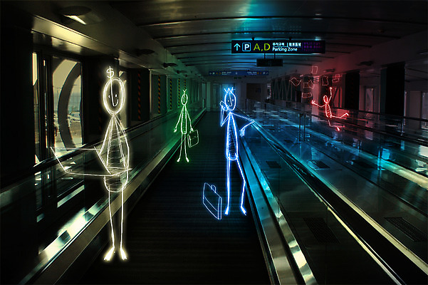 PSD 편집 편집이미지 백그라운드 비즈니스 상상 포토일러 사람 여러명 노트북 빛 광선 업무 합성 네온 라이트페인팅 무빙워크 네온아트 이미지편집 다수 페인팅 전자제품 작업 파일형식