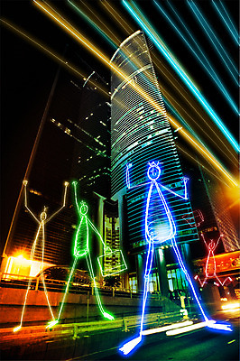 PSD 편집 편집이미지 백그라운드 비즈니스 상상 포토일러 사람 빌딩 건물 세명 빛 광선 합성 네온 라이트페인팅 네온아트 이미지편집 건축물 페인팅 파일형식