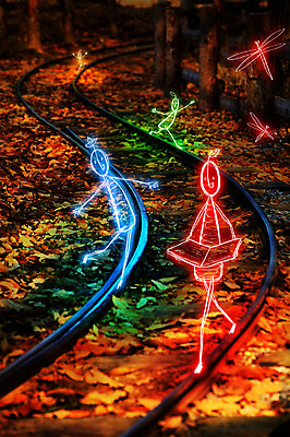 PSD 편집 편집이미지 계절 백그라운드 낙엽 상상 포토일러 사람 세명 빛 독서 기찻길 광선 가을 합성 네온 라이트페인팅 네온아트 이미지편집 잎 페인팅 파일형식