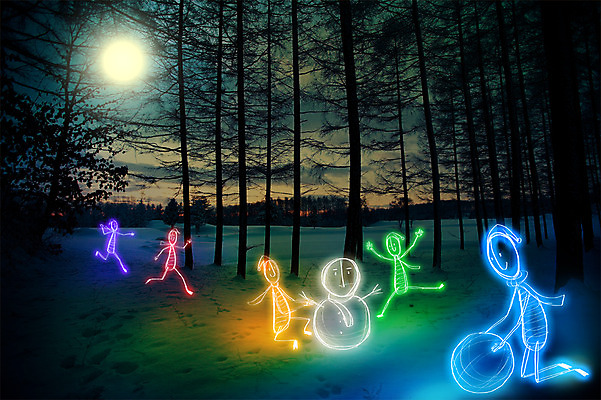 PSD 편집 편집이미지 계절 백그라운드 겨울 상상 눈사람 포토일러 사람 여러명 빛 광선 합성 네온 라이트페인팅 네온아트 이미지편집 다수 페인팅 파일형식