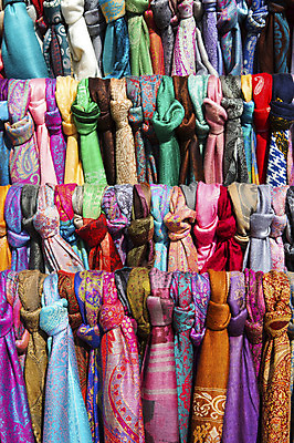 포토 JPG 주간 사람없음 야외 컬러풀 스카프 여러개 시장 매듭 국내포토 자연요소 컬러 다수 목도리 파일형식