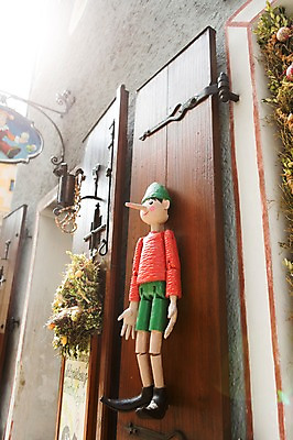 포토 JPG 주간 식물 해외풍경 해외 인형 창문 풍경 사람없음 야외 문 피노키오 국내포토 자연요소 동화 파일형식