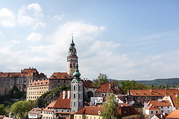 포토 JPG 주간 나무 해외풍경 해외 유럽 유럽풍경 하늘 풍경 사람없음 야외 건물 성 체코 체스키크룸루프 국내포토 자연요소 식물 건축물 나라 파일형식