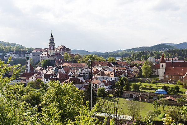 포토 JPG 주간 나무 해외풍경 해외 유럽 유럽풍경 하늘 풍경 사람없음 야외 건물 성 체코 체스키크룸루프 국내포토 자연요소 식물 건축물 나라 파일형식