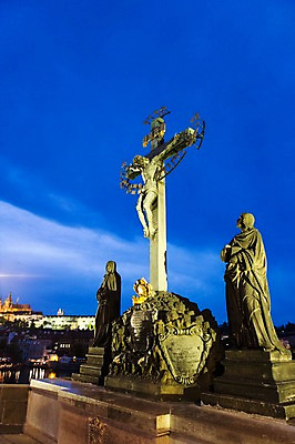 포토 JPG 해외풍경 해외 유럽 십자가 유럽풍경 풍경 사람없음 야외 동상 예수 야간 체코 프라하 카를교 국내포토 자연요소 나라 조형물 다리_건축물 신_종교 기념물 파일형식