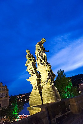 포토 JPG 해외풍경 해외 유럽 유럽풍경 풍경 사람없음 야외 동상 야간 체코 프라하 카를교 국내포토 자연요소 나라 조형물 다리_건축물 기념물 파일형식