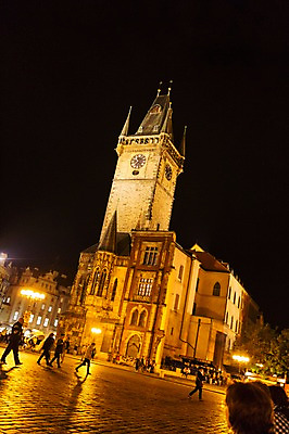 포토 JPG 해외풍경 해외 유럽 시계 가로등 유럽풍경 사람 풍경 여러명 야외 건물 야간 광장 체코 프라하 구시청사 천문시계 국내포토 자연요소 건축물 공공시설 나라 다수 파일형식