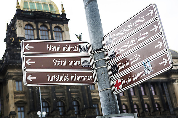 포토 JPG 주간 해외풍경 해외 유럽 유럽풍경 풍경 사람없음 야외 건물 표지판 체코 프라하 국내포토 자연요소 건축물 나라 알림판 파일형식