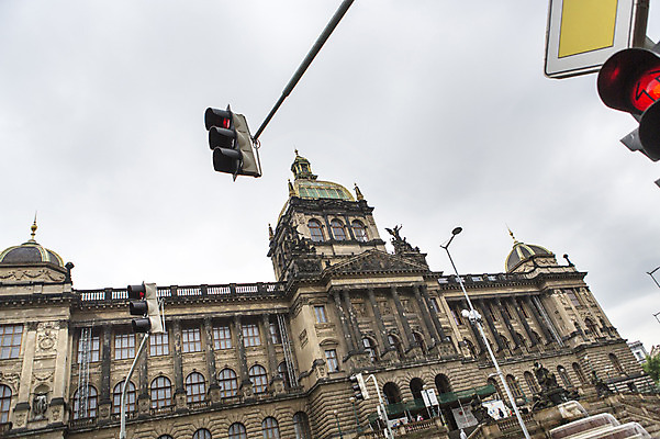 포토 JPG 주간 해외풍경 해외 유럽 유럽풍경 하늘 풍경 사람없음 야외 신호등 박물관 체코 프라하 국립박물관 국내포토 자연요소 나라 파일형식