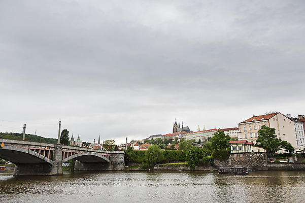 포토 JPG 주간 나무 해외풍경 해외 유럽 유럽풍경 하늘 풍경 사람없음 야외 강 체코 프라하 블타바강 프라하성 국내포토 자연요소 식물 나라 성 파일형식
