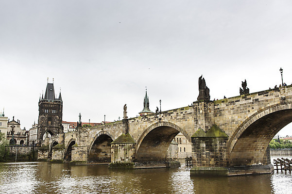 포토 JPG 주간 해외풍경 해외 유럽 유럽풍경 하늘 풍경 사람없음 야외 강 체코 프라하 블타바강 카를교 가교 국내포토 자연요소 건축물 나라 다리_건축물 파일형식