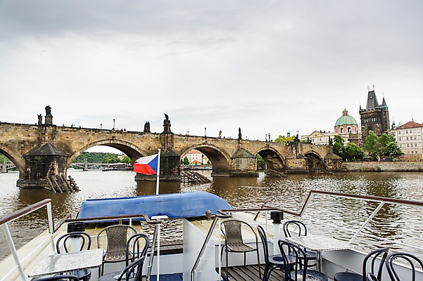 포토 JPG 주간 해외풍경 해외 유럽 유럽풍경 하늘 풍경 사람없음 야외 강 유람선 체코 프라하 블타바강 카를교 가교 국내포토 자연요소 건축물 나라 배_교통 다리_건축물 파일형식