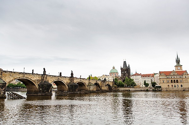 포토 JPG 주간 해외풍경 해외 유럽 유럽풍경 하늘 풍경 사람없음 야외 건물 강 체코 프라하 블타바강 카를교 가교 국내포토 자연요소 건축물 나라 다리_건축물 파일형식